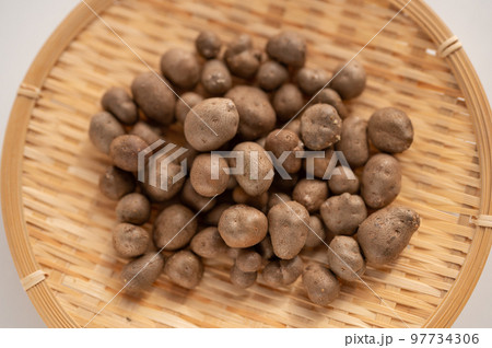 秋の味覚山芋のむかご 97734306