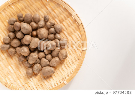 秋の味覚山芋のむかご 97734308