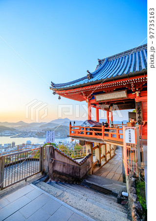 早朝の秋の千光寺　広島県尾道市 97735163