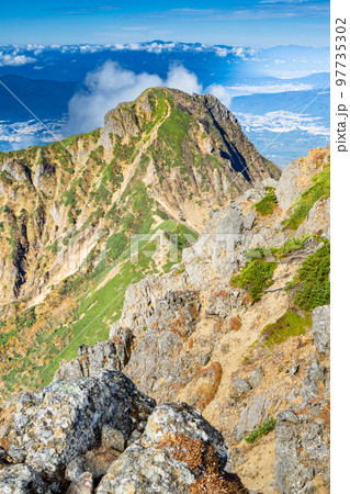 長野県の八ヶ岳登山:赤岳山頂に向かう文三郎尾根から見る阿弥陀岳 長野県の八ヶ岳登山:赤岳山頂に向かう文三郎尾根から見る阿弥陀岳 97735302