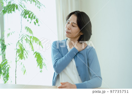 肩こりが辛いミドル女性 肩こりが辛いミドル女性 97735751