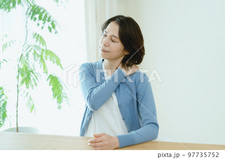肩こりが辛いミドル女性 97735752