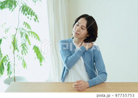 肩こりが辛いミドル女性 97735753
