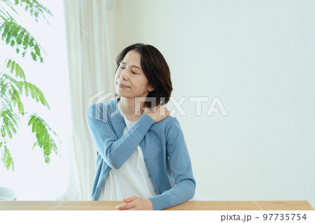 肩こりが辛いミドル女性 97735754