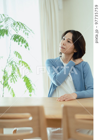 肩こりが辛いミドル女性 肩こりが辛いミドル女性 97735759