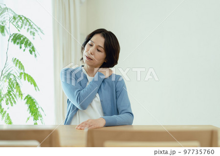 肩こりが辛いミドル女性 97735760