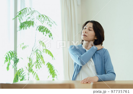 肩こりが辛いミドル女性 97735761