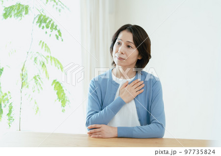 不調を感じるミドル女性 97735824
