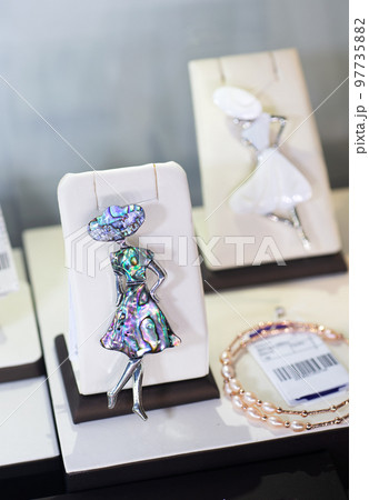 jewelry retail showcase desplay nacre brooches jewelry retail showcase desplay nacre brooches 97735882