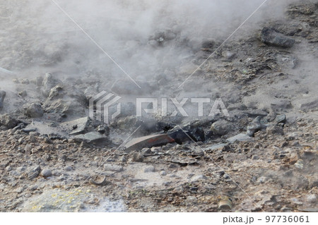 地面から湧き出る温泉と噴気(雲仙温泉) 地面から湧き出る温泉と噴気(雲仙温泉) 97736061