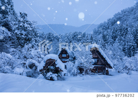 冬景色の世界遺産白川郷  岐阜県白川村 97736202