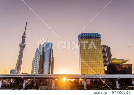 「東京都」隅田川テラスから望むスカイツリーと日の出 97736239