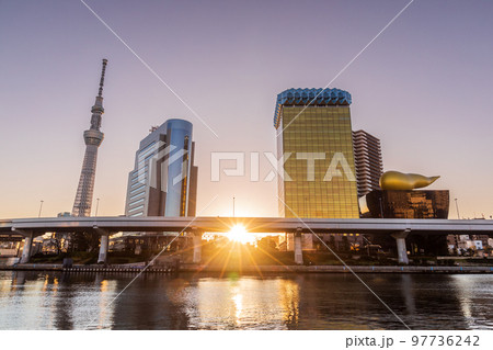 「東京都」隅田川テラスから望むスカイツリーと日の出 97736242