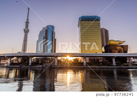 「東京都」隅田川テラスから望むスカイツリーと日の出 97736245