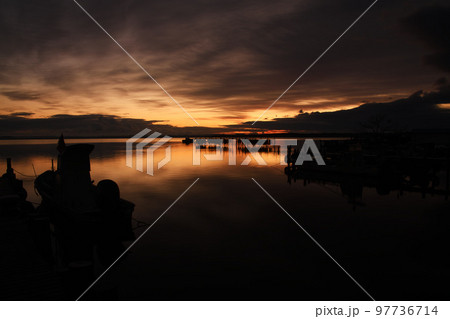 紅に染まる湖面 97736714