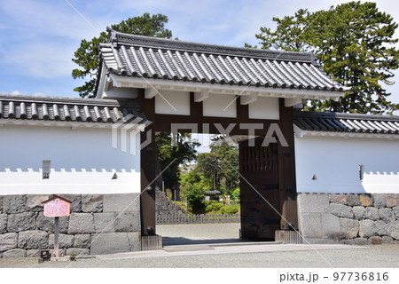 小田原城址公園正面入口の馬出門と青空 97736816