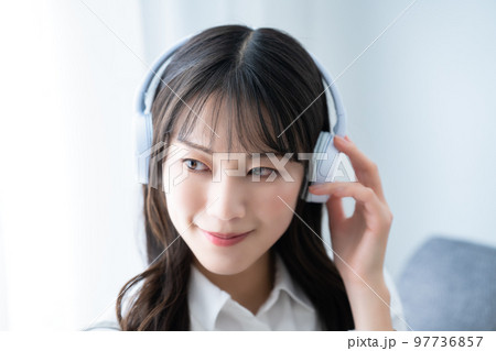 ヘッドフォンで音楽を聴く女性 ヘッドフォンで音楽を聴く女性 97736857