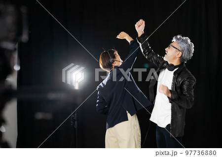 舞台裏で働く人々 舞台裏で働く人々 97736880