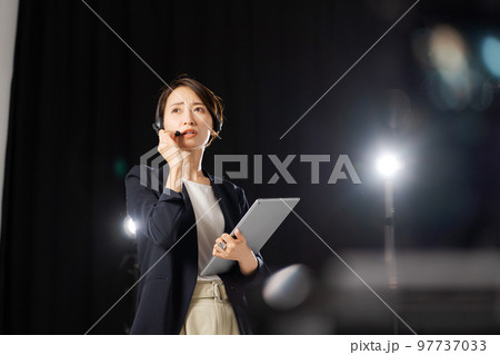 舞台裏で働く女性 97737033