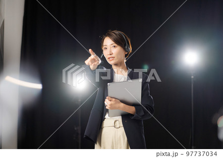 舞台裏で働く女性 97737034