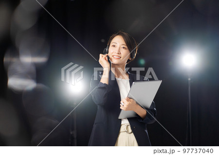 舞台裏で働く女性 97737040