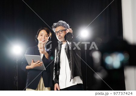 舞台裏で働く人々 97737424