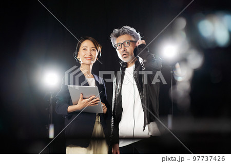 舞台裏で働く人々 舞台裏で働く人々 97737426