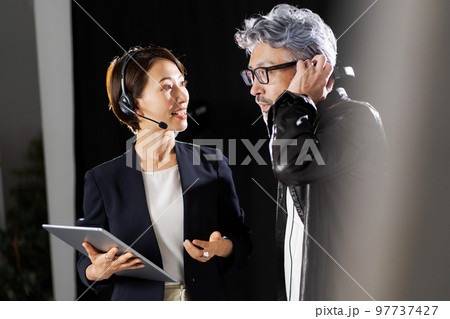 舞台裏で働く人々 97737427