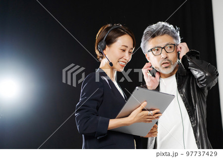 舞台裏で働く人々 舞台裏で働く人々 97737429