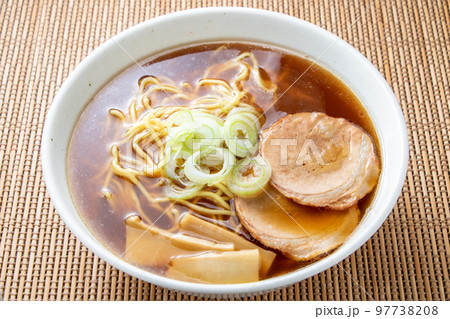 醤油ラーメン(具はチャーシュー･メンマ･白ネギ)。 97738208