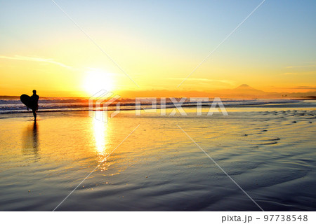 湘南のサーファーと鵠沼海岸夕景 97738548