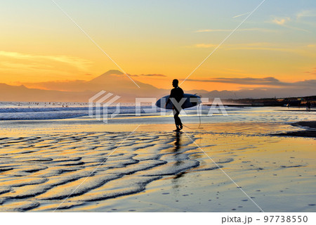 湘南のサーファーと鵠沼海岸夕景 97738550