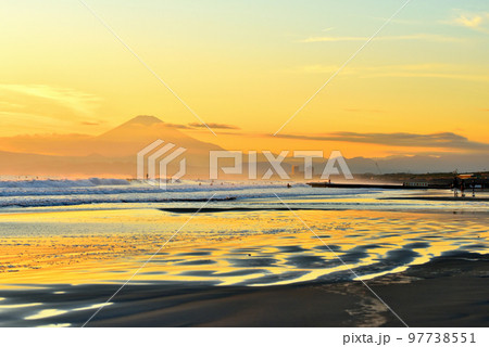 湘南のサーファーと鵠沼海岸夕景 湘南のサーファーと鵠沼海岸夕景 97738551