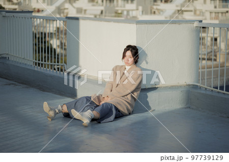 屋上と女性 97739129