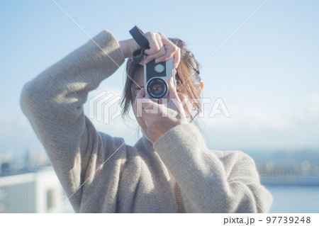 屋上と女性 97739248