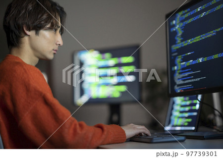 深夜に作業をする若いエンジニア　横顔　 97739301