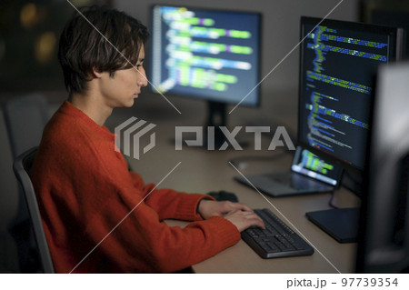 夜のオフィスで作業をする若いエンジニア 97739354