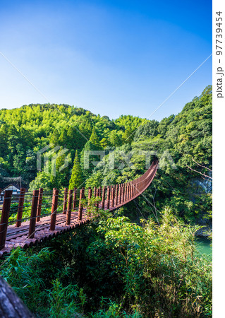 豊かな自然(氷川・火の国橋　吊橋風景)「立神峡里地公園」 97739454