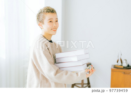部屋を片付ける女性 97739459