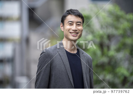 カメラ目線で笑顔の30代の男性　ポートレート 97739762