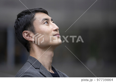 30代の男性　横顔　ポートレート 97739864