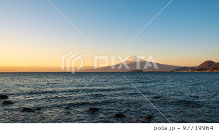 内浦湾越しに見る夕暮れの富士山 内浦湾越しに見る夕暮れの富士山 97739964