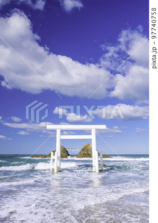 福岡県 糸島市  二見ヶ浦の白い鳥居と夫婦岩 97740758