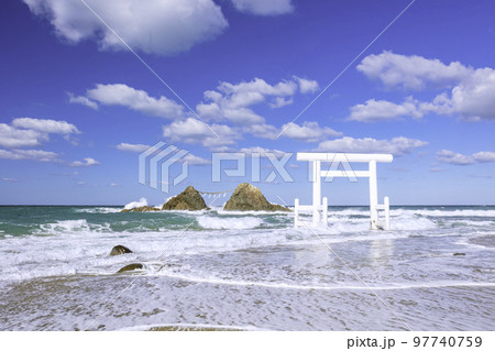 福岡県 糸島市 二見ヶ浦の白い鳥居と夫婦岩 福岡県 糸島市 二見ヶ浦の白い鳥居と夫婦岩 97740759