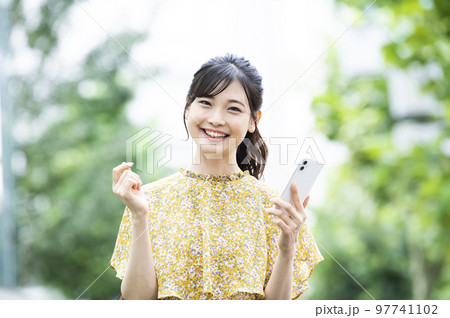 スマホ　若い女性　検索　調べる　笑顔　カメラ目線 97741102
