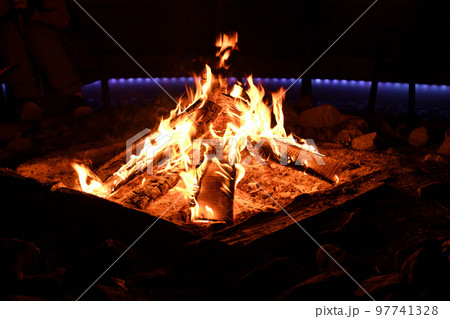 焚火の炎 97741328