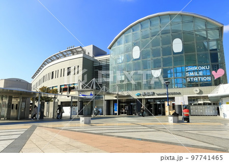 【香川県】晴天のJR高松駅　四国スマイルステーション（サンポート高松） 97741465