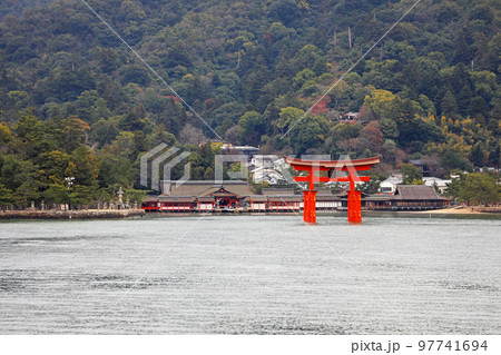 厳島神社 大鳥居と社殿 厳島神社 大鳥居と社殿 97741694