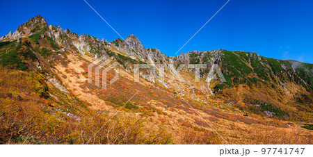 長野_千畳敷カールと宝剣岳の紅葉絶景 97741747
