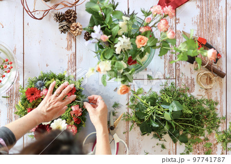 生花を使ったフラワーアレンジメント　手作りの花のリース　女性フラワーデザイナー 97741787
